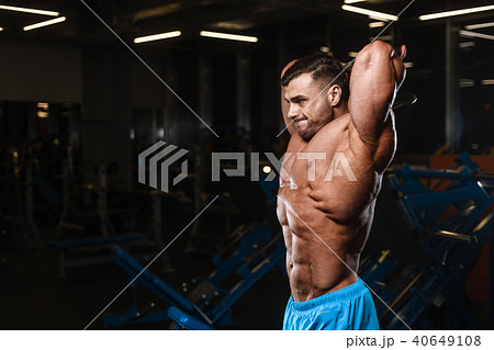 Handsome model muscle man abs workout in gym 40649108