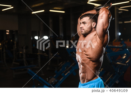 Handsome model muscle man abs workout in gym 40649109