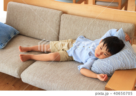 ソファーで寝転がる子供 40650705