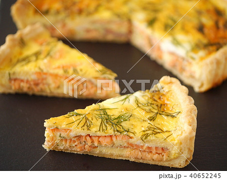 スモークサーモンとディルのキッシュ　カット＆ホール　黒背景（横位置） 40652245