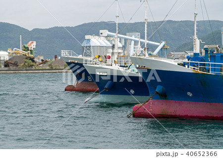 坂出港に停泊する船の船首 40652366