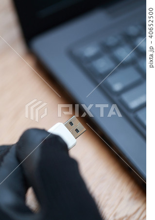 犯罪者 (ノートパソコン PC HDD 機密情報 漏洩 個人情報 記憶媒体 外付け コピー 不審者) 40652500