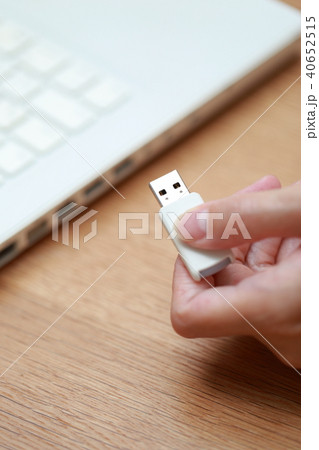 データ (ノートパソコン PC HDD バックアップ ミラーリング 女性 人物 個人情報 記憶媒体) 40652515