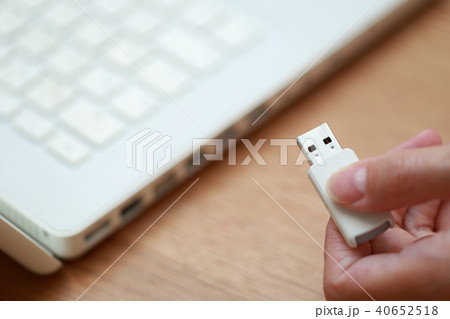 データ (ノートパソコン PC HDD バックアップ ミラーリング 女性 人物 個人情報 記憶媒体) 40652518