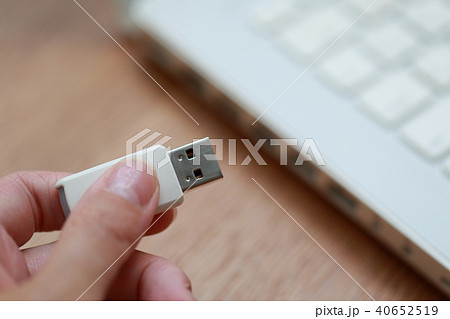 データ (ノートパソコン PC HDD バックアップ ミラーリング 女性 人物 個人情報 記憶媒体) 40652519