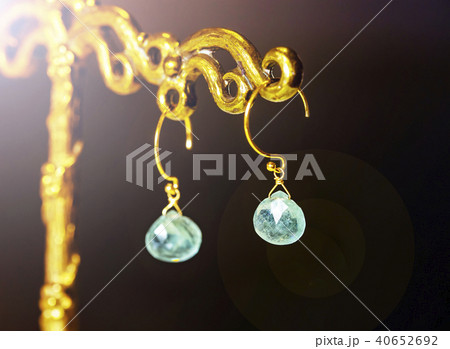 天然石のピアスと金のお洒落なスタンド 40652692