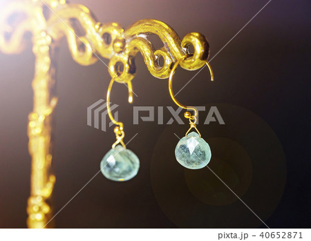 天然石の青い石のピアスと金のお洒落なスタンド 天然石の青い石のピアスと金のお洒落なスタンド 40652871