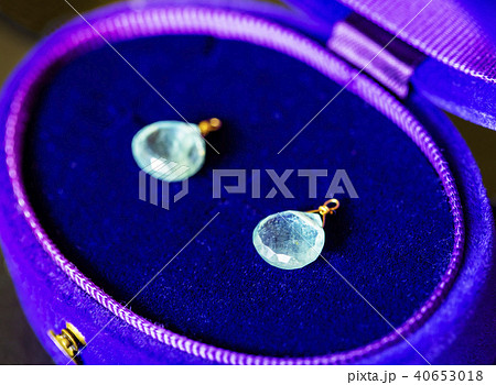 天然石の青い石と青と紫のアクセサリーケース 40653018