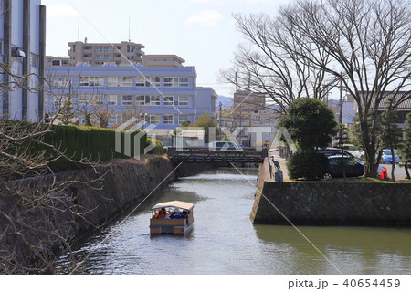 松江市の堀川遊覧船が県庁と武道館の間を南下中 松江市の堀川遊覧船が県庁と武道館の間を南下中 40654459