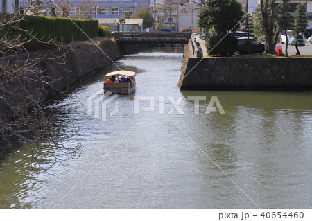 松江市の堀川遊覧船が県庁と武道館の間を南下中 松江市の堀川遊覧船が県庁と武道館の間を南下中 40654460
