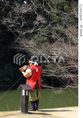 松江市の北田川 武家屋敷付近でホラ貝を吹く武将 松江市の北田川 武家屋敷付近でホラ貝を吹く武将 40654472