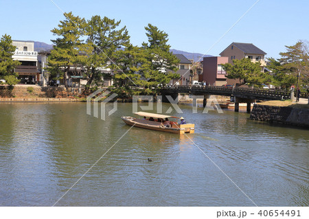 松江市の堀川遊覧船が宇賀橋付近航行 松江市の堀川遊覧船が宇賀橋付近航行 40654491
