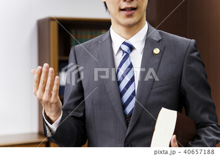 弁護士　法律事務所　弁護士事務所　男性　ビジネス　オフィス 40657188