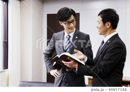 弁護士　法律事務所　弁護士事務所　男性　ビジネス　オフィス 40657198