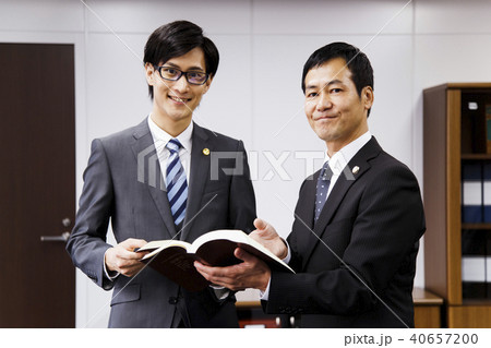 弁護士　法律事務所　弁護士事務所　男性　ビジネス　オフィス 40657200
