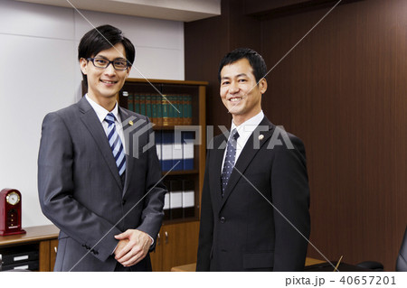 弁護士　法律事務所　弁護士事務所　男性　ビジネス　オフィス 40657201