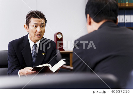 弁護士　法律事務所　弁護士事務所　男性　ビジネス　オフィス 40657216