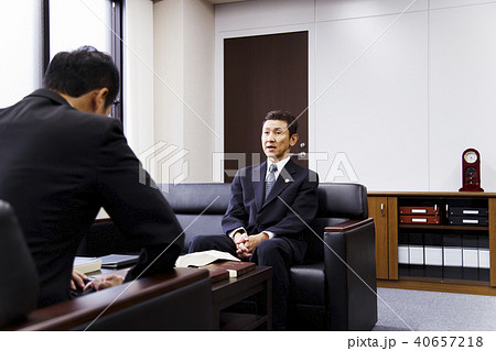 弁護士　法律事務所　弁護士事務所　男性　ビジネス　オフィス 40657218