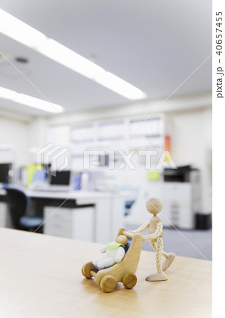 ベビーシッター　保育　育児　ベビーカー　医療　保険　医療保険　オフィス　ビジネス 40657455