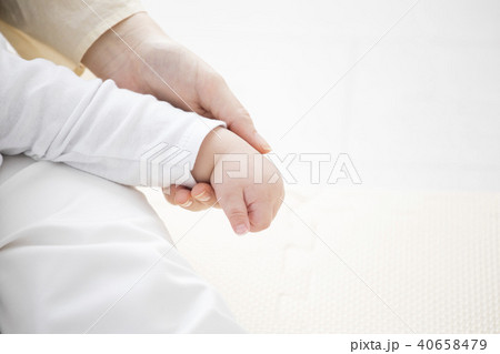 赤ちゃんとママの手 40658479