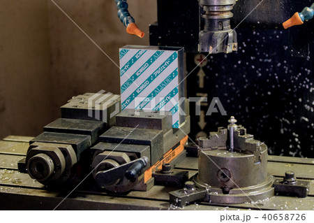 マシニングセンターで切削 マシニングセンターで切削 40658726