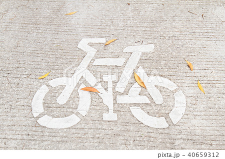 Bicycle sign painted on the bike lane in the park 40659312
