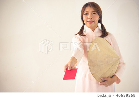 Vietnam woman holding red envelope, Vietnam woman holding red envelope, 40659569
