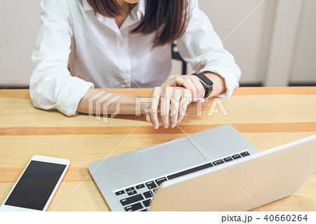 Women have a pain in the wrist. Women have a pain in the wrist. 40660264