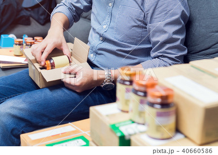 Employees are packing a parcel. Employees are packing a parcel. 40660586