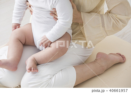 赤ちゃん・膝抱っこ 40661957