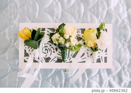 Butanieres decoration rose white yellow ribbons box 40662362