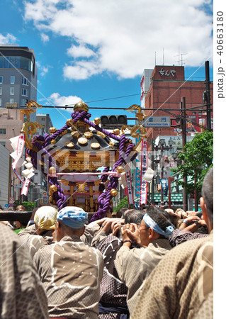 市街地を練り歩く神輿 40663180