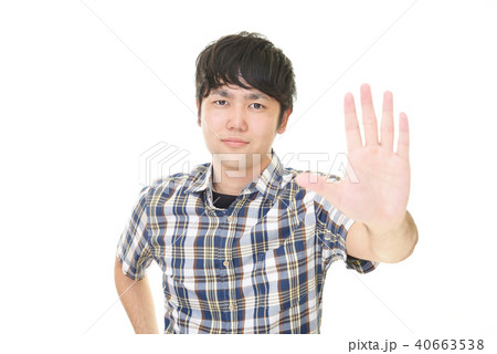 ストップのジェスチャーをする男性 40663538