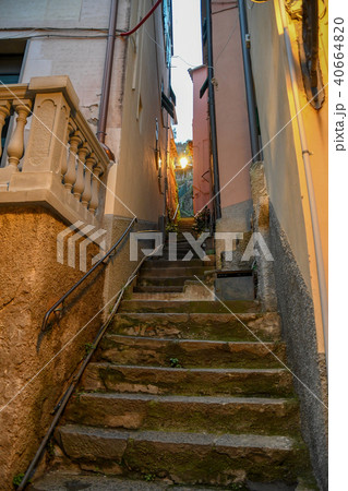 チンクエ・テッレ(イタリア・リグーリア州) 夕方のリオマッジョーレの街中の階段 チンクエ・テッレ(イタリア・リグーリア州) 夕方のリオマッジョーレの街中の階段 40664820