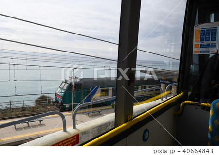 チンクエ・テッレ(イタリア・リグーリア州) コルニリアの村の中心と駅を結ぶバスから見た駅と列車 チンクエ・テッレ(イタリア・リグーリア州) コルニリアの村の中心と駅を結ぶバスから見た駅と列車 40664843