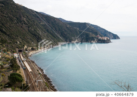 チンクエ・テッレ(イタリア・リグーリア州) コルニリア駅とマナローラ遠望 チンクエ・テッレ(イタリア・リグーリア州) コルニリア駅とマナローラ遠望 40664879