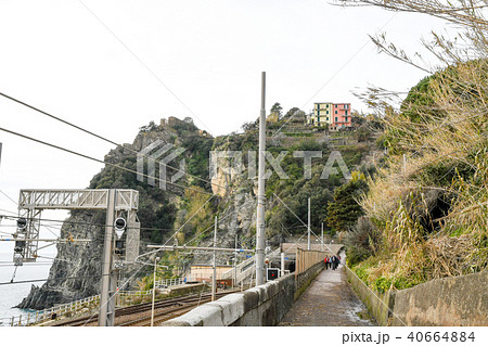 チンクエ・テッレ（イタリア・リグーリア州）　駅から見上げるコルニリアの村  40664884