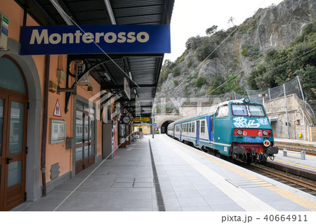 チンクエ・テッレ(イタリア・リグーリア州) モンテロッソ駅と列車 チンクエ・テッレ(イタリア・リグーリア州) モンテロッソ駅と列車 40664911