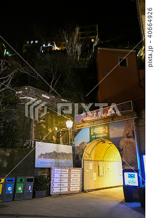 チンクエ・テッレ(イタリア・リグーリア州) 夜のマナローラの街と駅を結ぶトンネル チンクエ・テッレ(イタリア・リグーリア州) 夜のマナローラの街と駅を結ぶトンネル 40664926