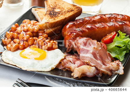 Full English breakfast with bacon, sausage and egg 40665644