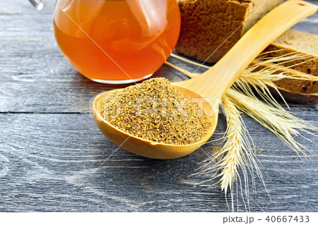 Malt in spoon on wooden board Malt in spoon on wooden board 40667433