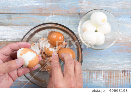 Chef peeling boiled egg for cooking Pork stewed 40668193