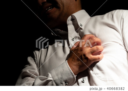 男性　胸の痛み 40668382