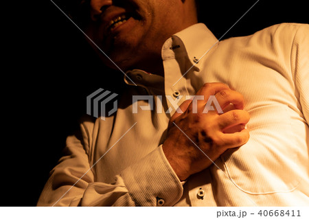 男性 胸の痛み 男性 胸の痛み 40668411