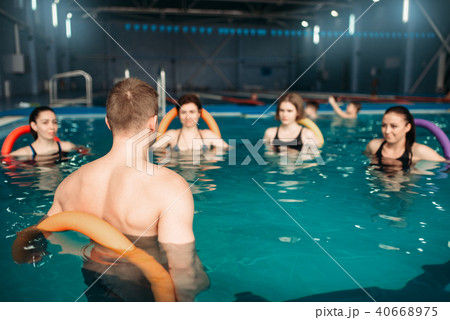Trainer and group, workout in swimming pool Trainer and group, workout in swimming pool 40668975