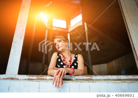beautiful young woman posing in retro dress 40669601