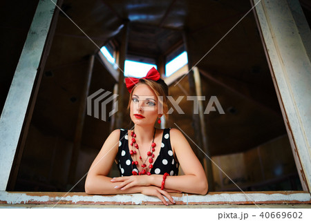 beautiful young woman posing in retro dress 40669602
