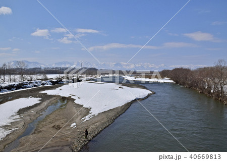 3月の札内川と大雪の山々 40669813