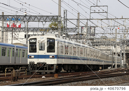 春日部駅前を行く東武野田線8000系電車 春日部駅前を行く東武野田線8000系電車 40670796