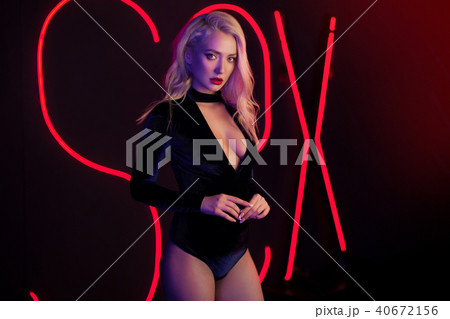 Fashion art photo of elegant model  40672156